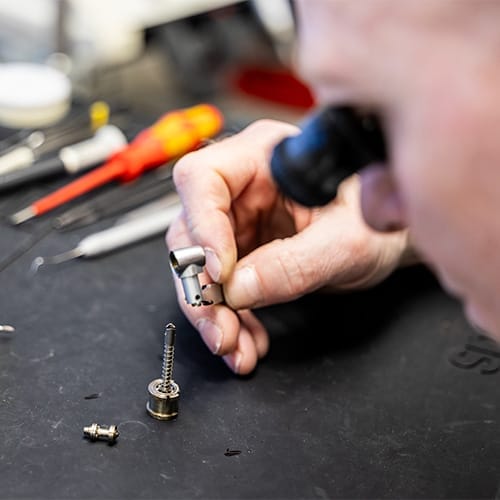 Tekniker skiller et roterende dentalinstrument ad på Dent Supports værksted Tekniker skiller et roterende dentalinstrument ad på Dent Supports værksted