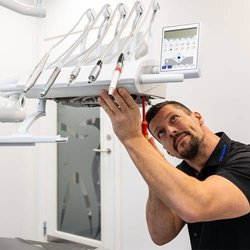 Servicetekniker fra Dent Support reparerer en behandlingsenhed på en tandklinik Servicetekniker fra Dent Support reparerer en behandlingsenhed på en tandklinik